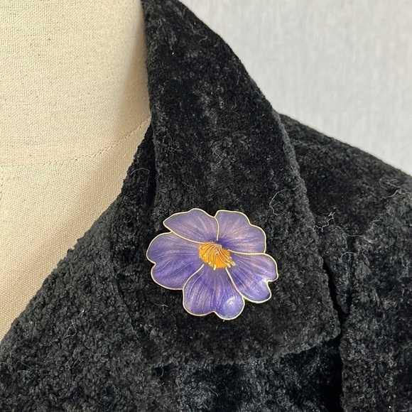 Purple floral enamel pin brooch - Picture 2 of 3